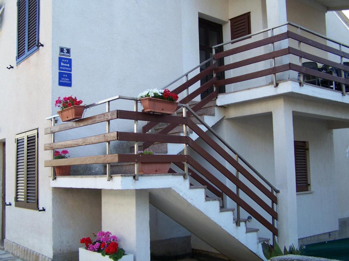 Apartments Sestan Новаля Екстериор снимка