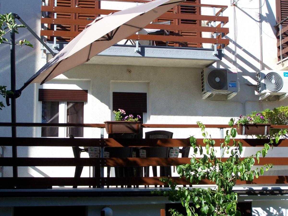 Apartments Sestan Новаля Екстериор снимка