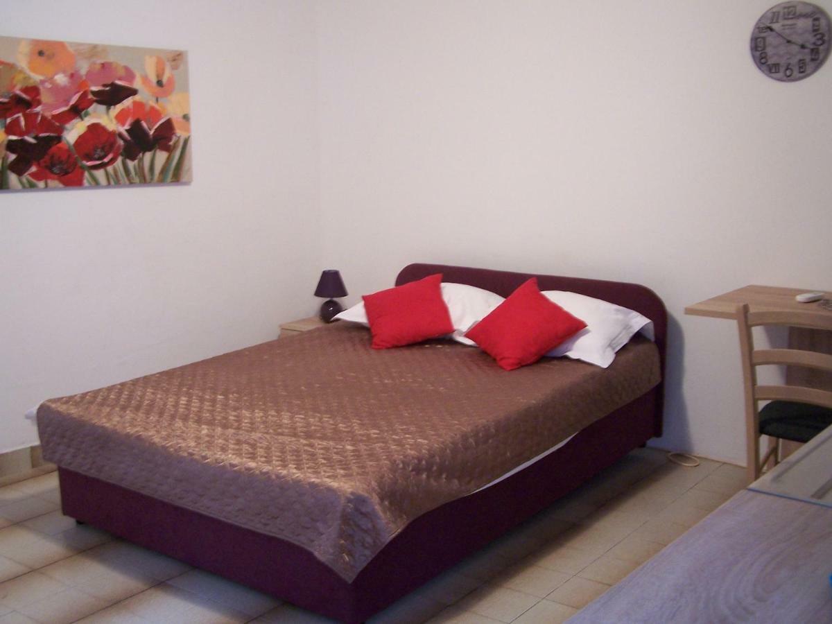 Apartments Sestan Новаля Екстериор снимка